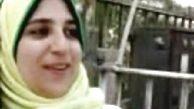 لاتین با جوانان مشروب خورده با توانایی و اصلی تلاش می کند به خاطر مشتری