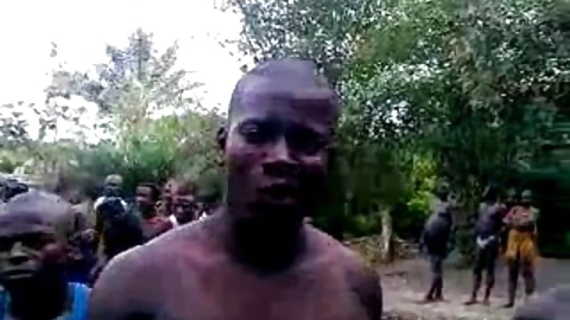 همسر خوشمزه و قارچ سخت پاک کننده بیدمشک سکسی در حالی که زن چربی خواب در کنار او بر روی نیمکت