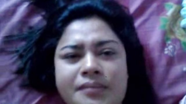 دختر جوان ژاپنی به قفس شبکه متصل شده است مجبور است که عذاب بچه های مضطرب را تحمل کند
